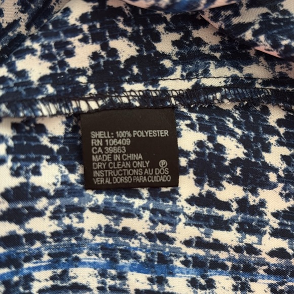 Tahari Blue & White Patterned Sleeveless Buttoned Blouse w/Tie in Front. Size 1X - Picture 8 of 11